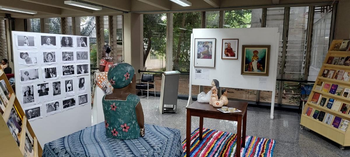 Foto da exposição "Mulher: persona, pessoa", montada no térreo da Biblioteca Central da Ufes