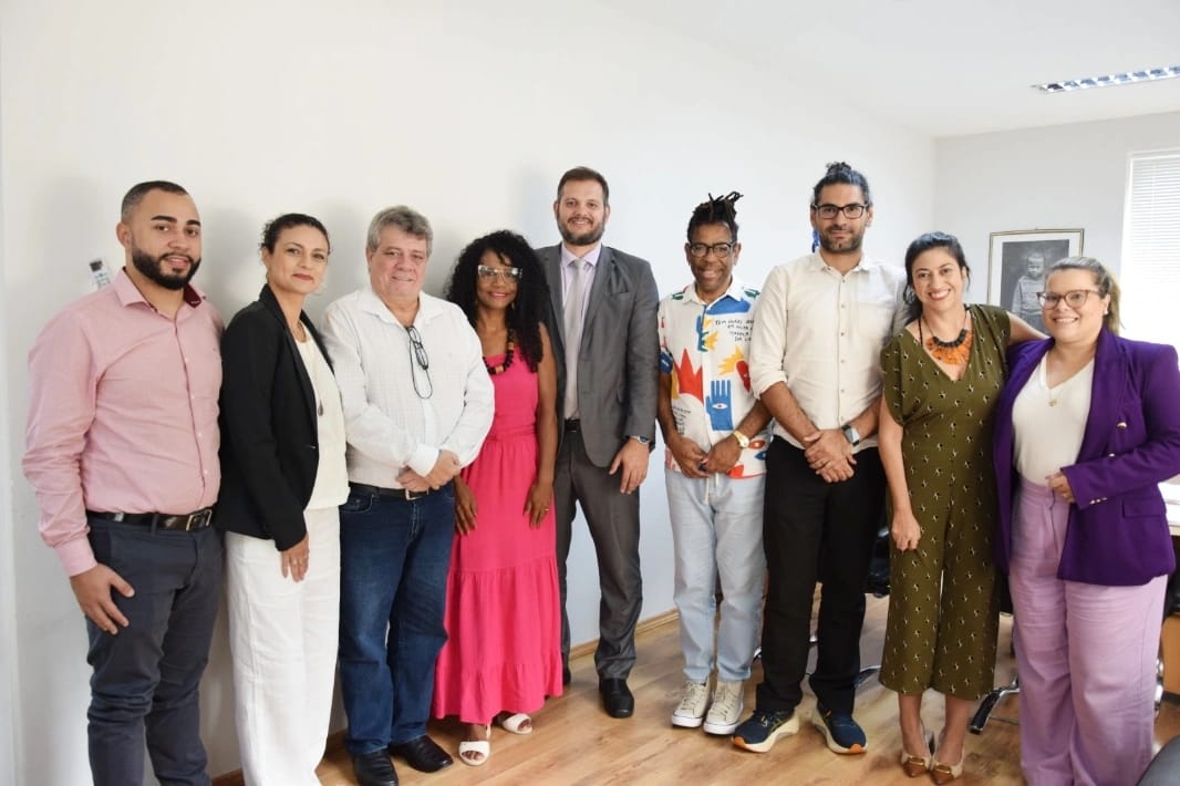 Equipe do Fordan, juntamente com o reitor Eustáquio de Castro, e equipe da Defensoria Pública posam para foto ao final de uma reunião.