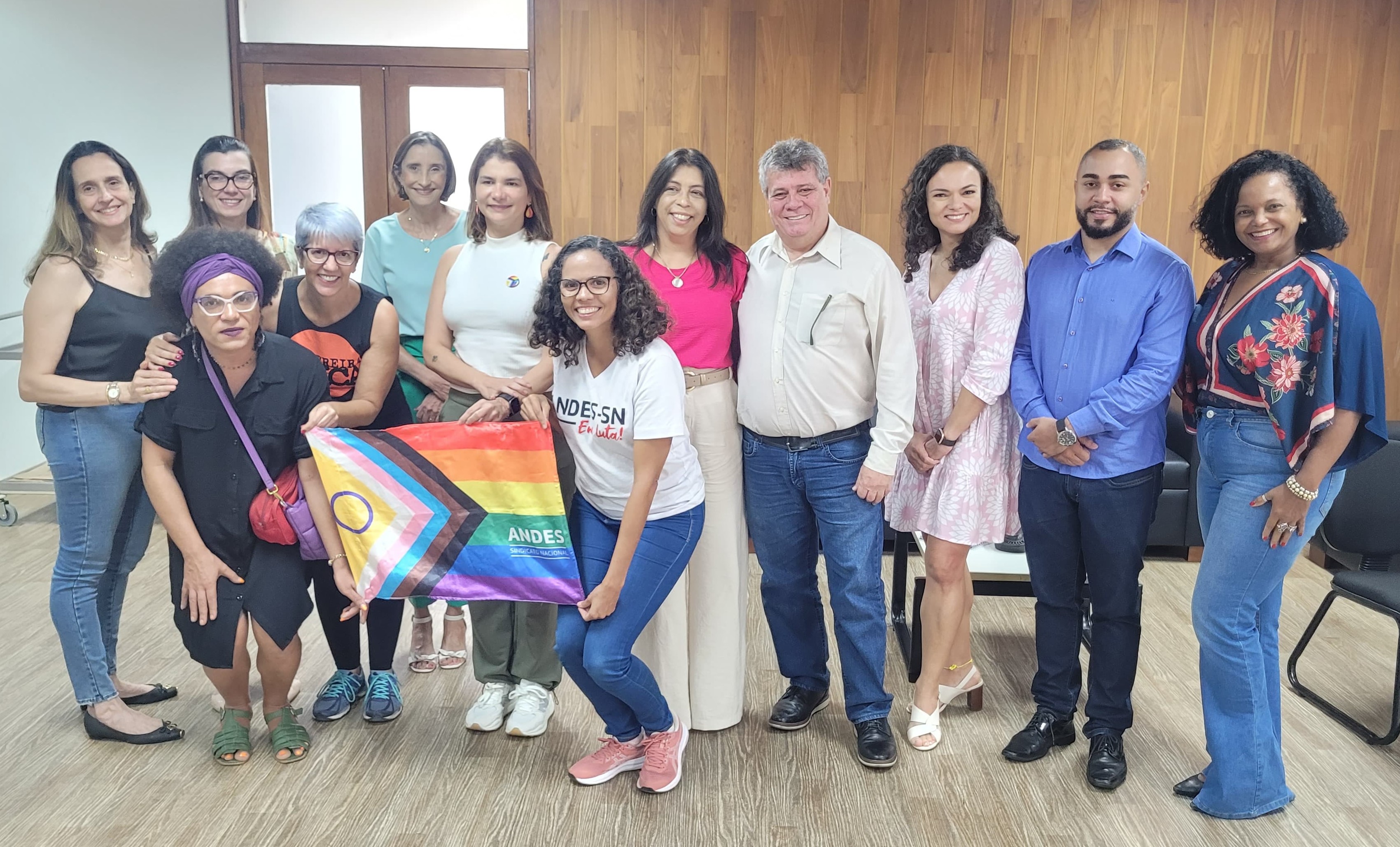 Gestores da Ufes e da Adufes posam para foto na sala de reuniões da Reitoria.