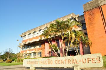 Prédio de dois andares, de tijolinhos, onde funciona a administração central da Ufes, no campus de Goiabeiras.   