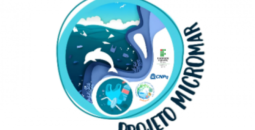 Logomarca do projeto Micromar. Um círculo onde estão desenhados o mar, um golfinho e elementos plásticos que são jogados no mar, como sacola e canudo.