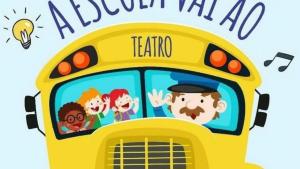Cartaz do projeto A Escola vai ao Teatro. Mostra o desenho de um ônibus amarelo, com um motorista de bigode na direção e três crianças no interior. Acima do ônibus, figuras de uma lâmpada, máscaras que simbolizam o teatro, uma nota musical, uma máquina fotográfica e uma aquarela.