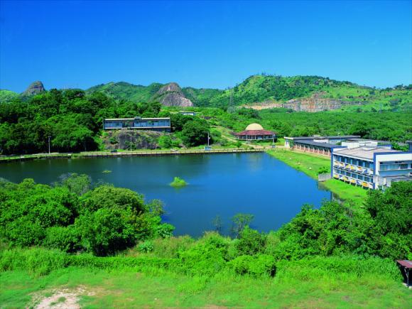 Lagoa azul com vegetação e prédios