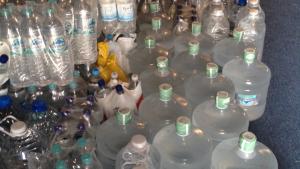 Mais de dois caminhões de água mineral foram recebidos