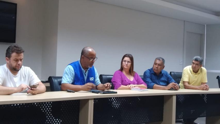 Recorte da imagem da reunião, onde aparecem cinco participantes, incluindo o prefeito Sérgio Vidigal, sentados em uma mesa 