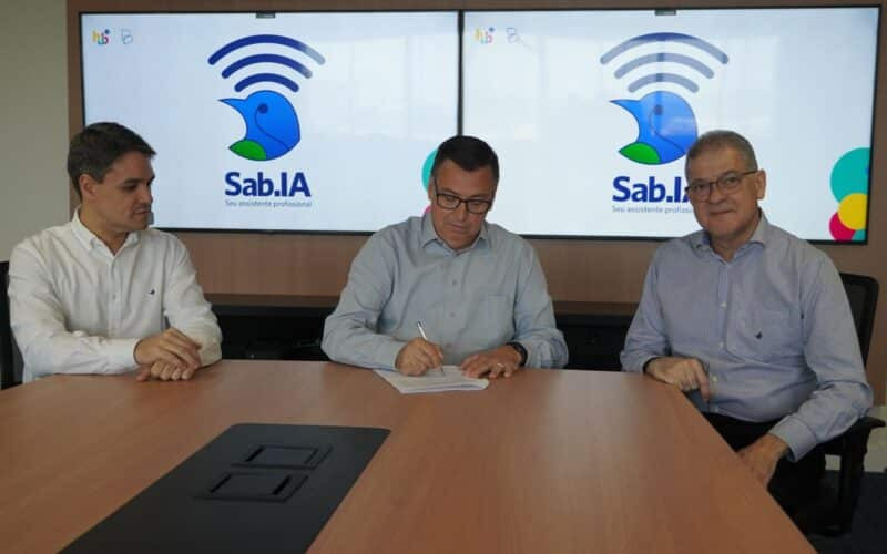 Foto com o diretor Vicente Duarte; o diretor-presidente do Banestes, José Amarildo Casagrande, assinando o contrato; e o professor Alberto de Souza.