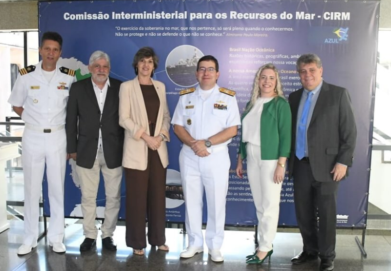 Os participantes da solenidade de assinatura do termo de cooperação posam para foto na secretaria da CIRM