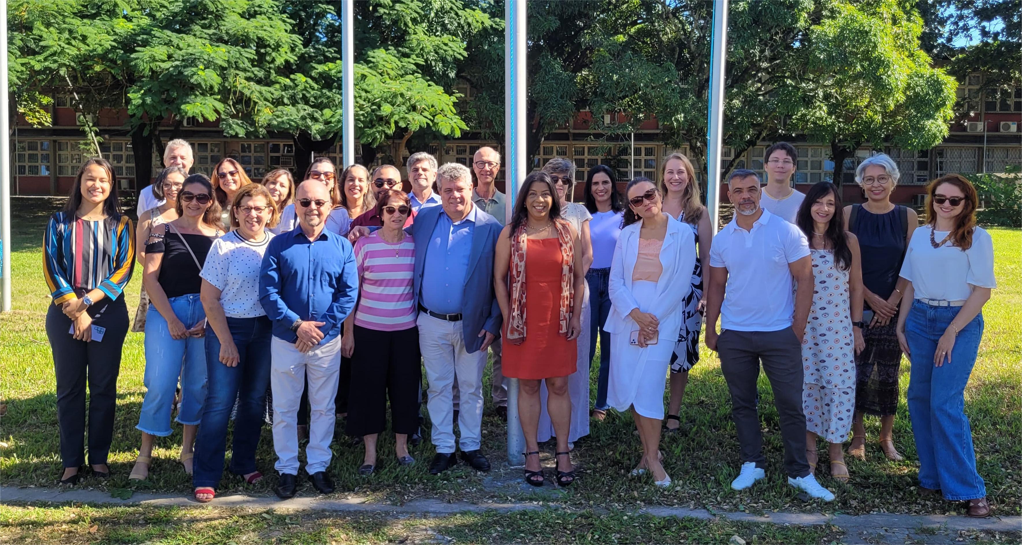 Gestores e representantes da comunidade universitária posam após a cerimônia de hasteamento.