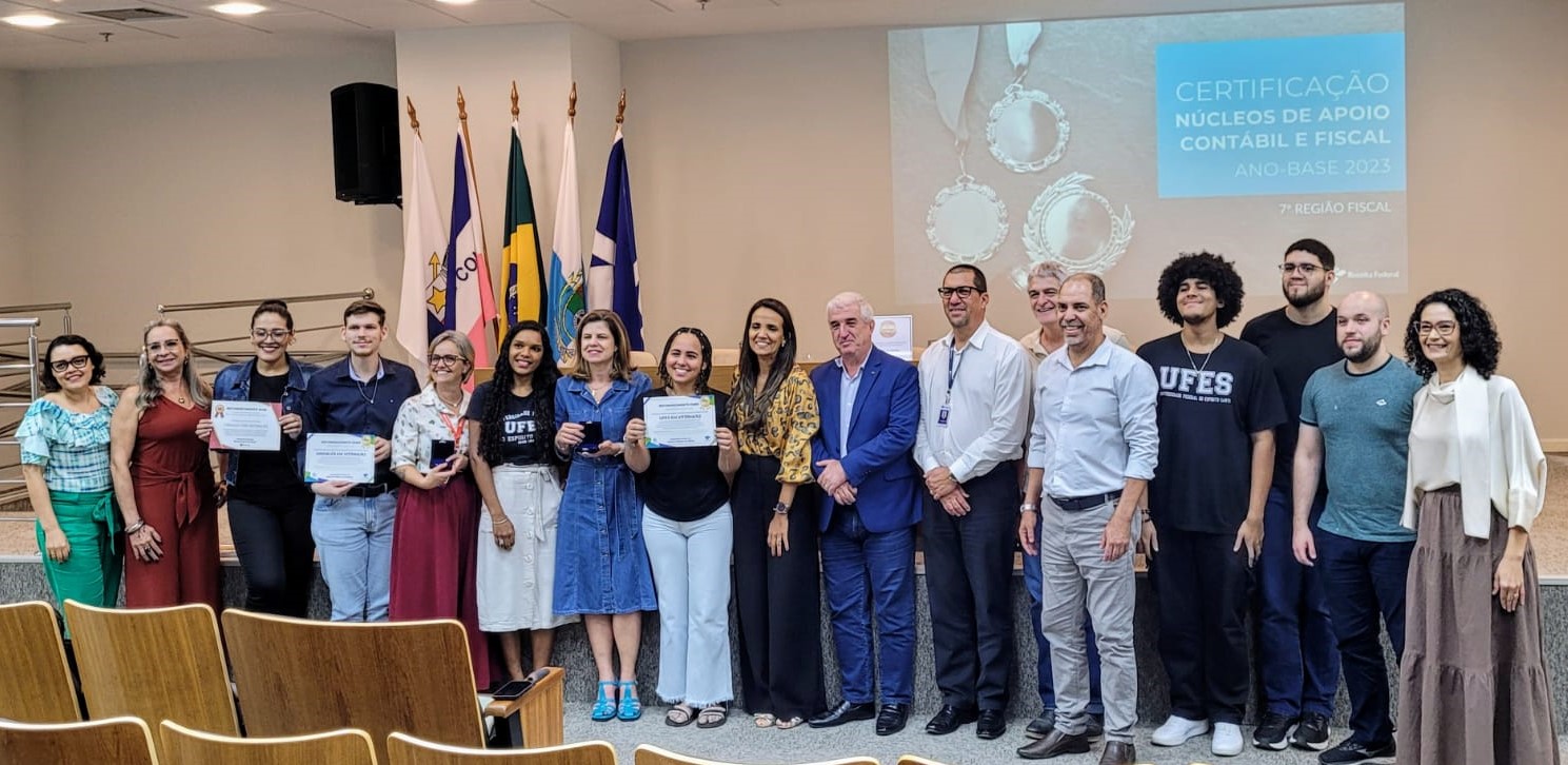 Foto de todos os representantes dos núcleos premiados reunidos em um auditório
