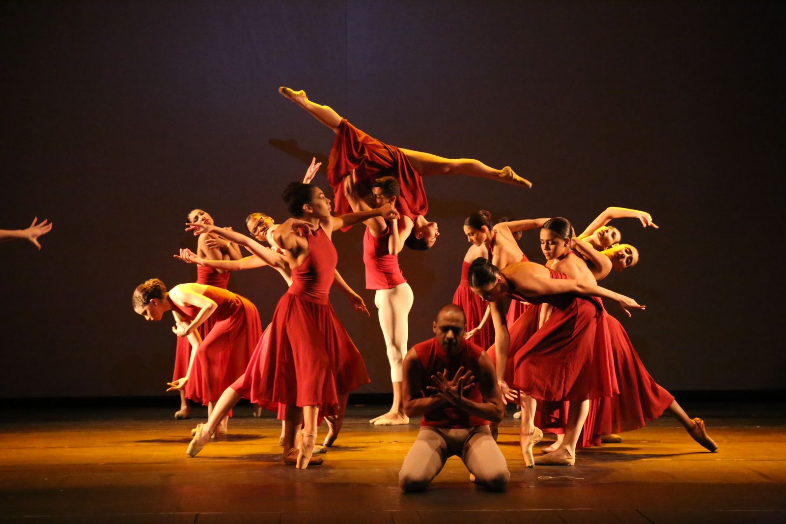 Imagem de uma apresentação de dança realizada no Encontro