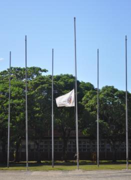 Imagem da bandeira da Ufes a meio mastro