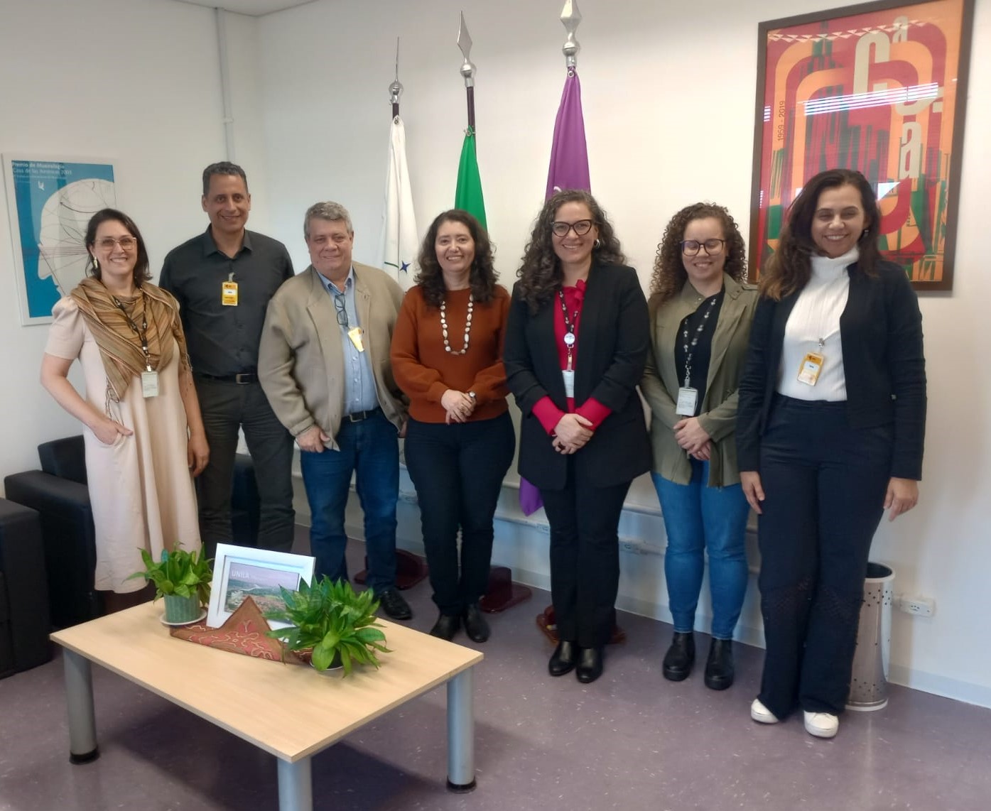 Posando para a foto, a equipe da Unila juntamente com o reitor da Ufes, Eustaquio de Castro; o pró-reitor do Ifes, André Romero; e a superintendente da Ufes, Miriam de Magdala.