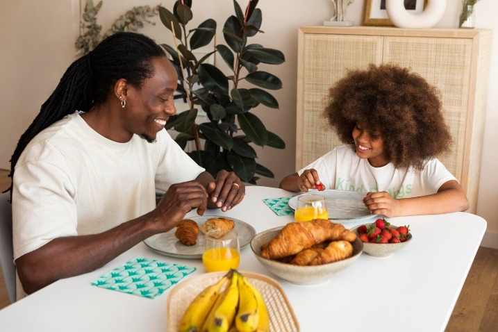 Foto de família à mesa durante café da manhã