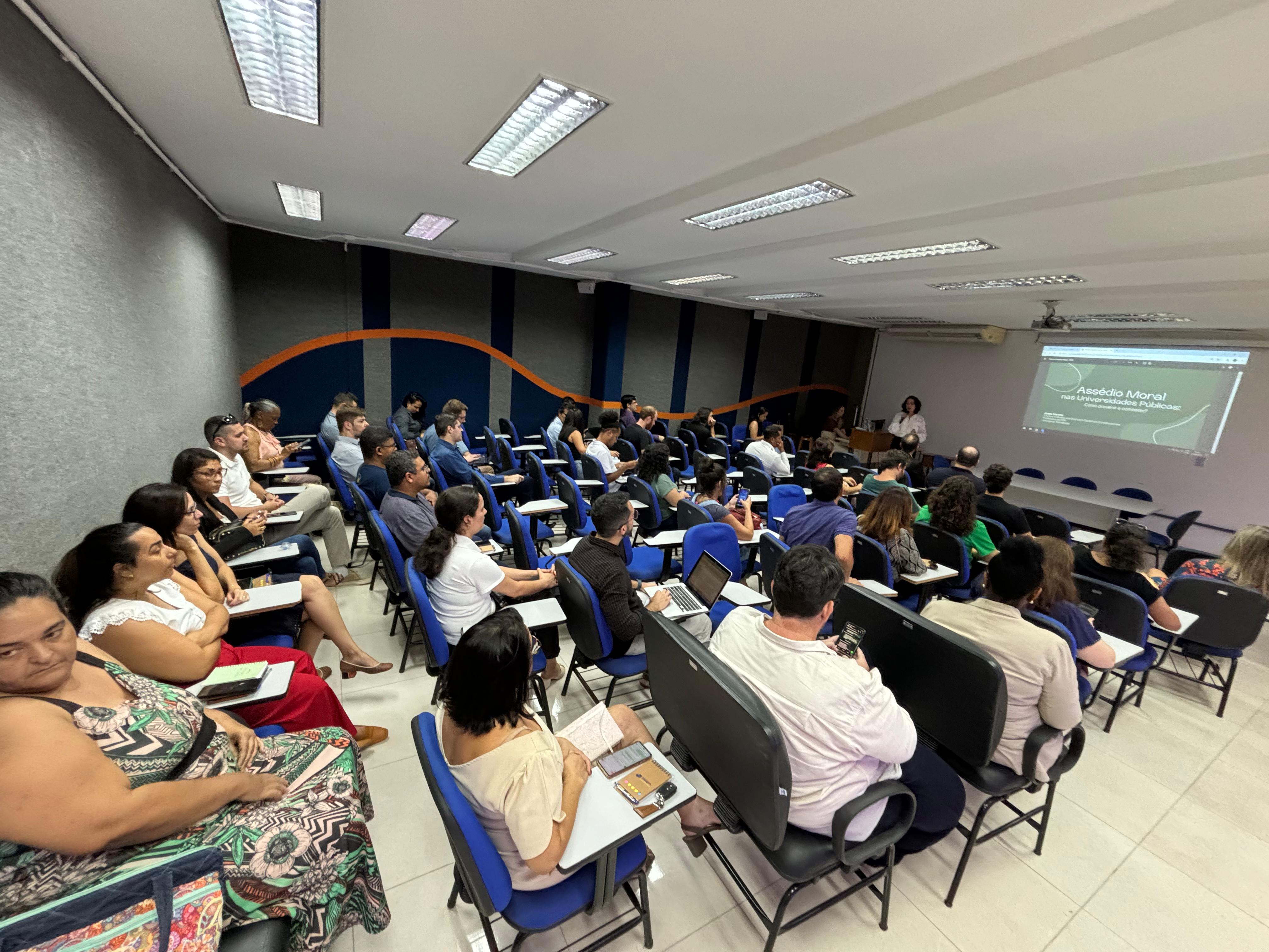 Público lota Biblioteca Central para oficina sobre assédio