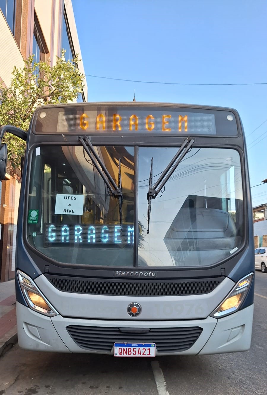 Foto da frente do ônibus que faz o transporte dos estudantes