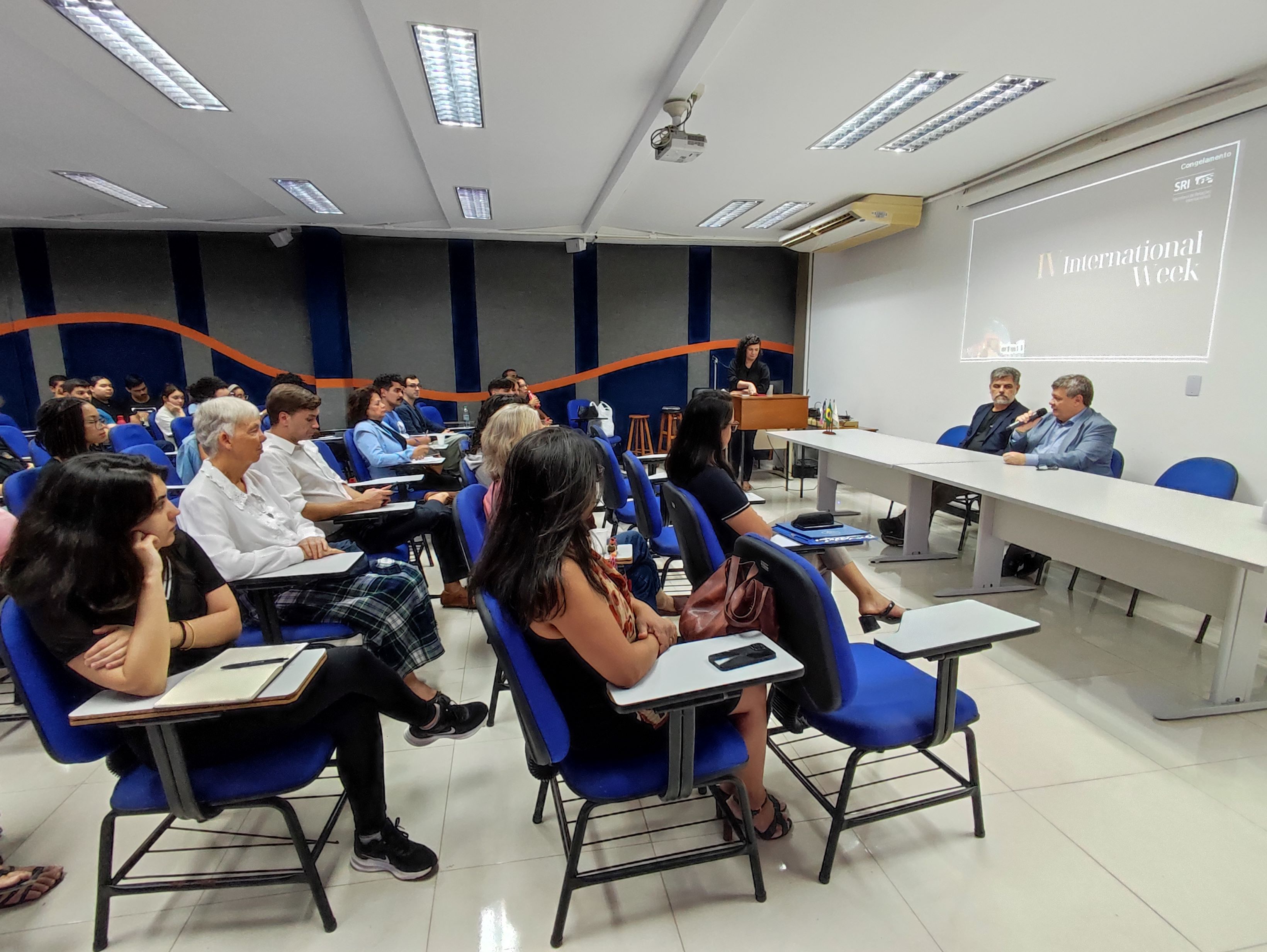 Na foto, o reitor fala para o público presente no auditório da biblioteca. Ao seu lado, na mesa, o secretário Yuri Leite