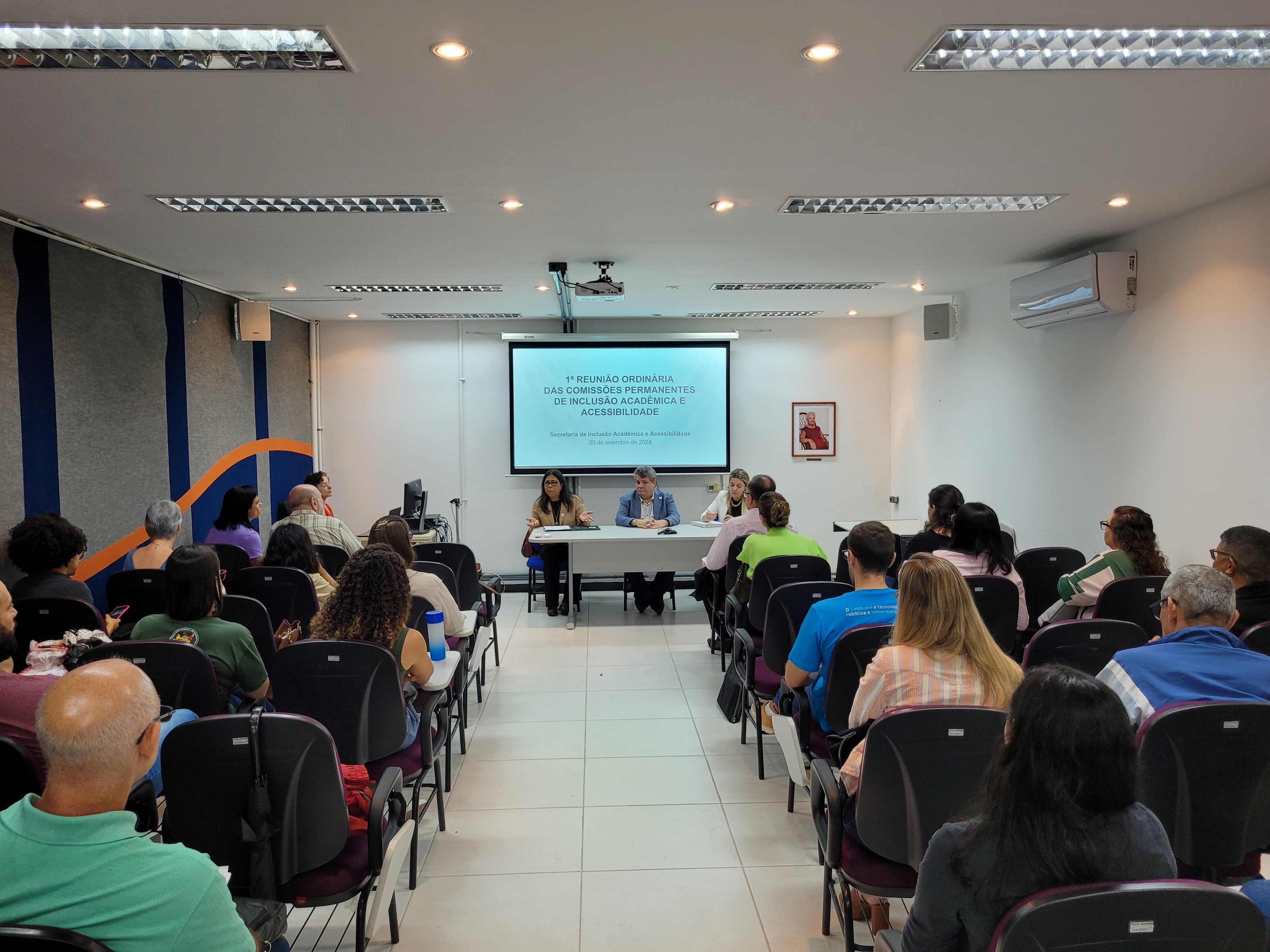 Sala Nazian com a presença de membros da reitoria e das comissões de acessibilidade