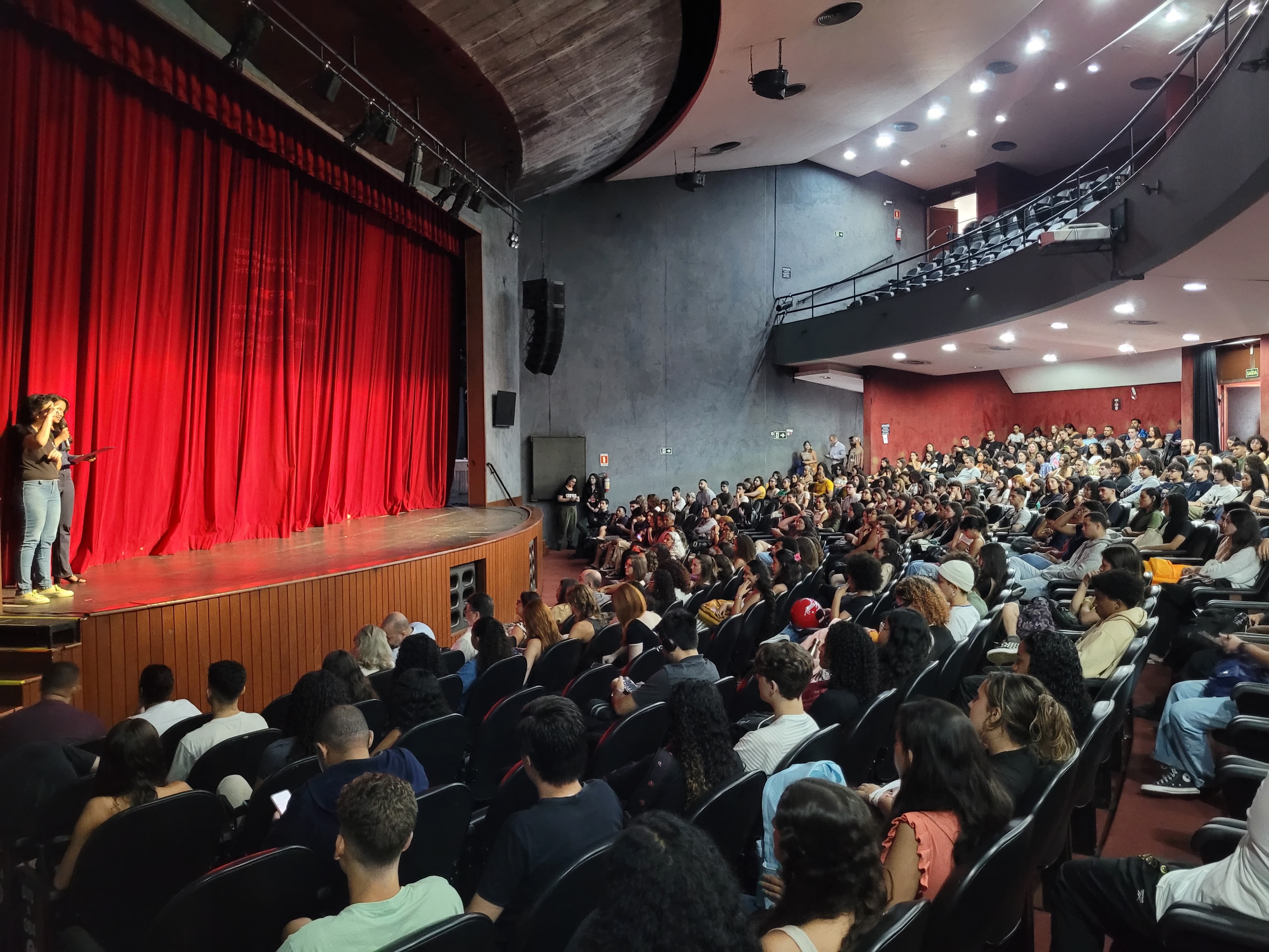 Foto das pessoas no Teatro Universitário