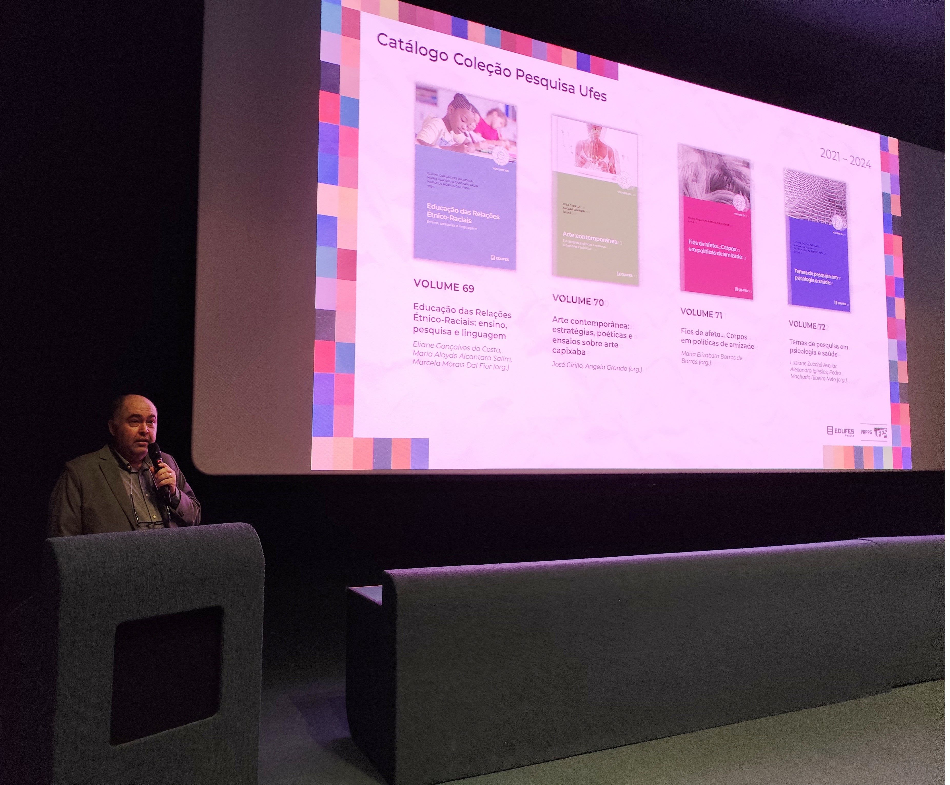 Foto do pró-reitor Valdemar Lacerda Jr. apresentando o catálogo no Cine Metrópolis