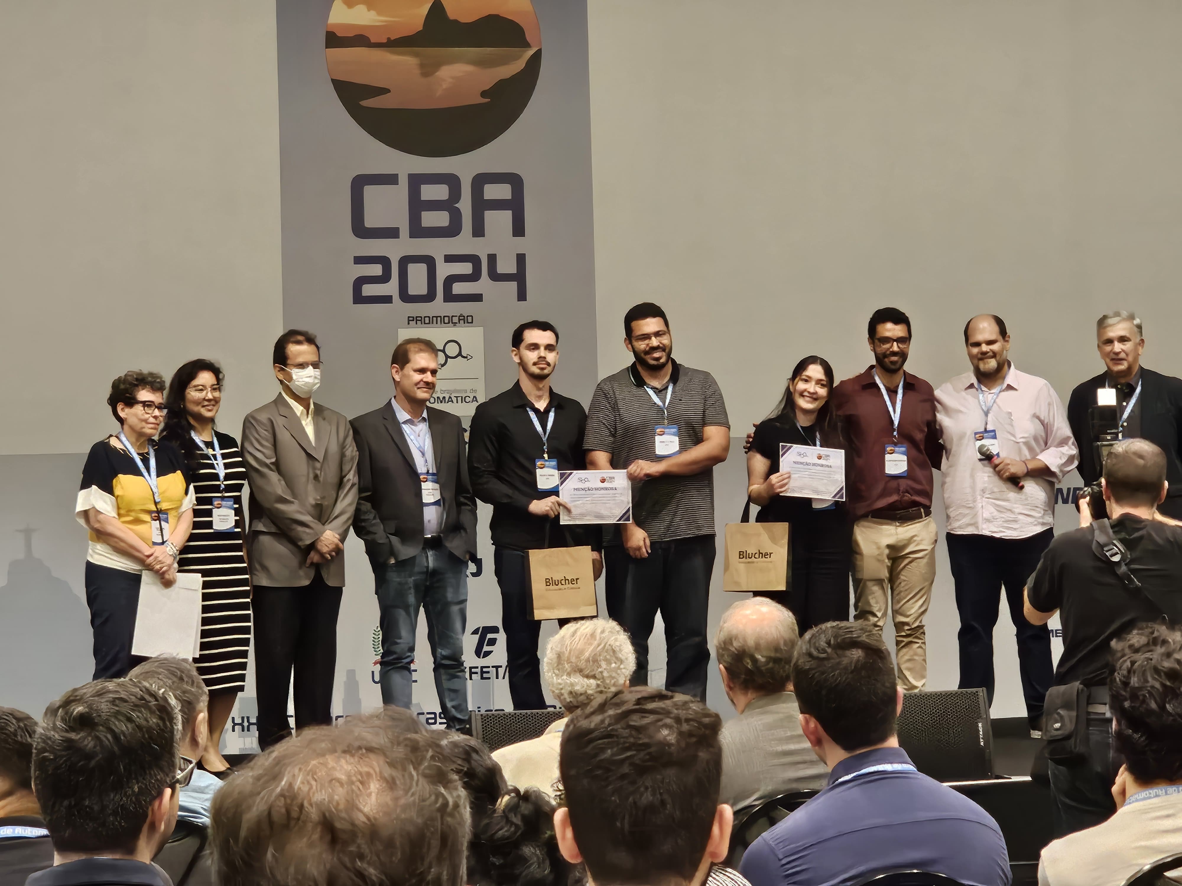 Foto dos estudantes em solenidade de premiação