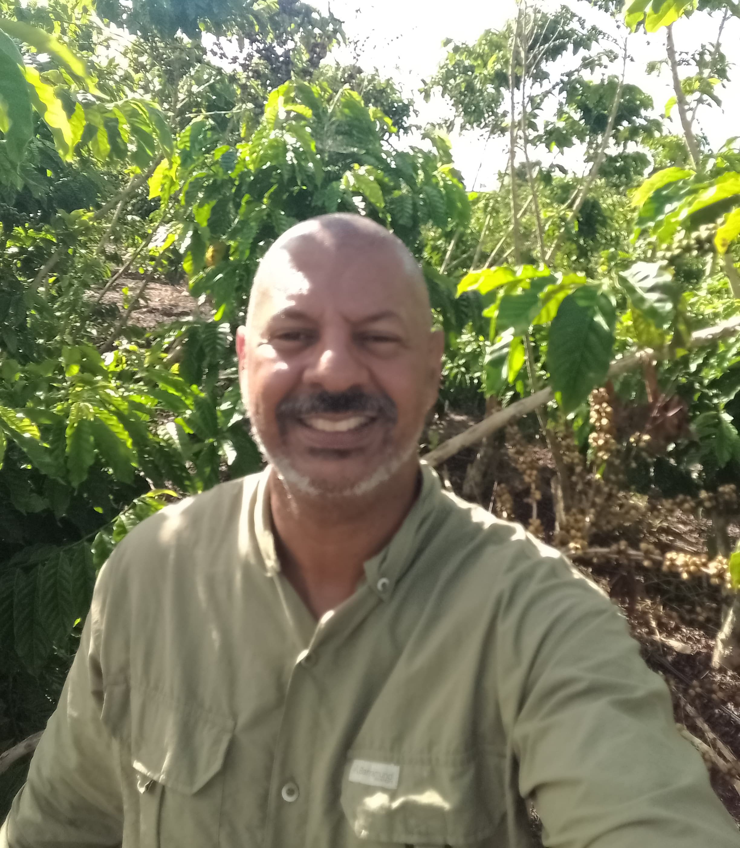 Foto do professor Edney Vitória em uma plantação