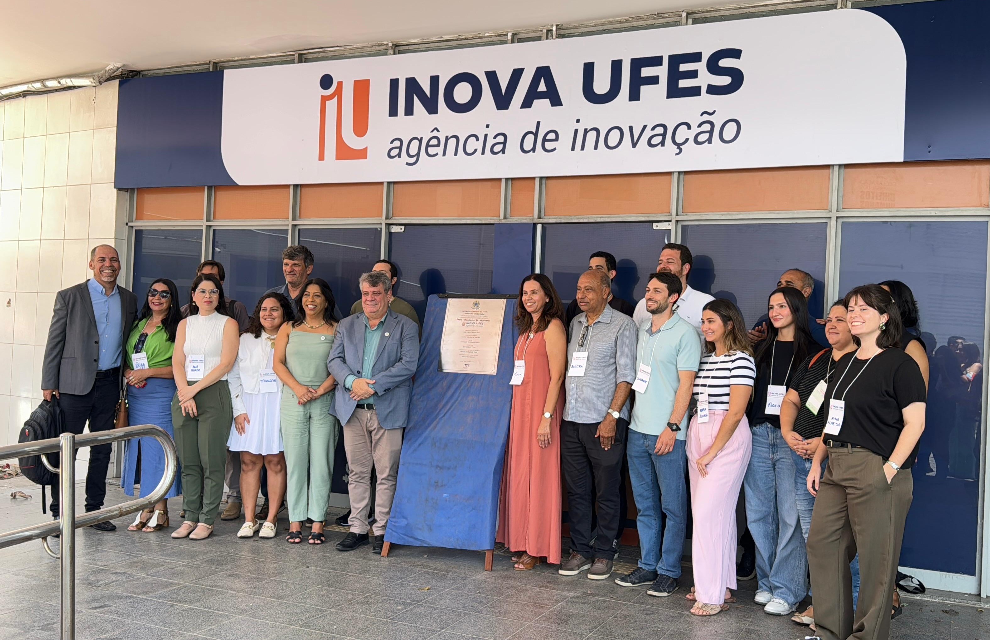 Foto do lançamento da Inova Ufes com a presença do reitor Eustáquio de Castro, da vice-reitora Sonia Lopes e de outros gestores e servidores em frente ao prédio onde funcionará a agência