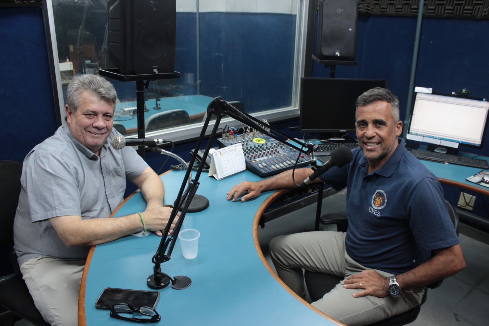 Foto do reitor no estúdio da rádio com o jornalista Hélio Marchioni