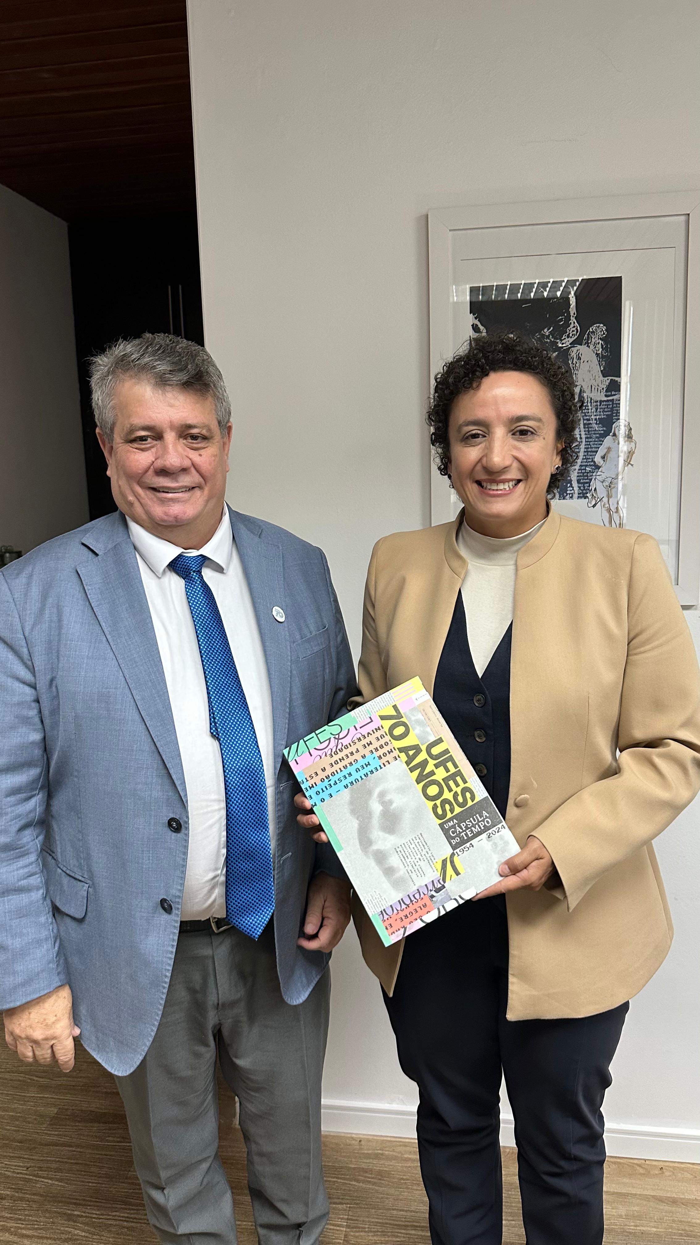 Reitor da Ufes, Eustáquio de Castro, e presidente eleita da OAB-ES, Érica Neves, que segura o livro sobre os 70 anos da Ufes