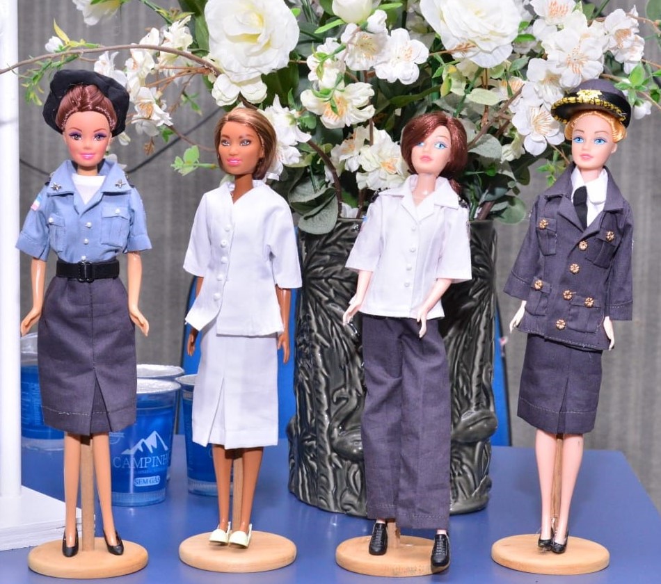 Foto de quatro bonecas vestidas em homenagem às enfermeiras do Hospital da Polícia Militar