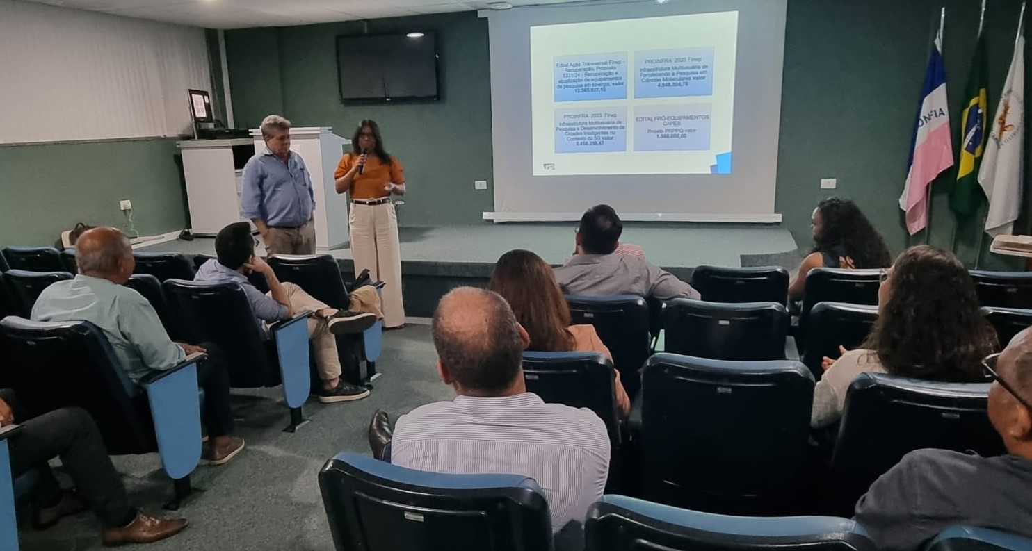 Foto do reitor e da vice-reitora falando aos presentes