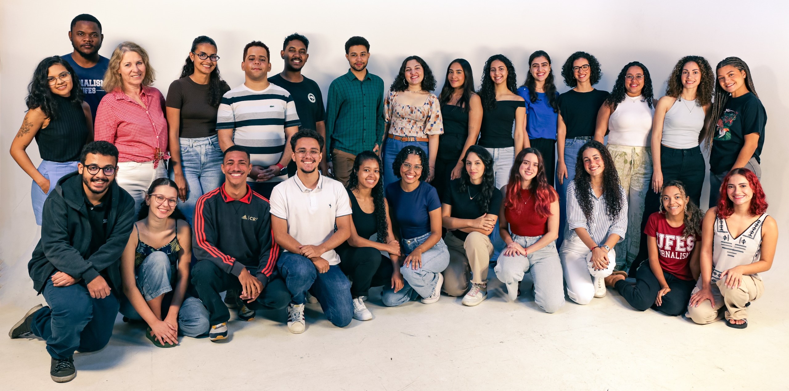 Foto da equipe - estudantes e professora - que produziu a 160ª edição da revista Primeira Mão