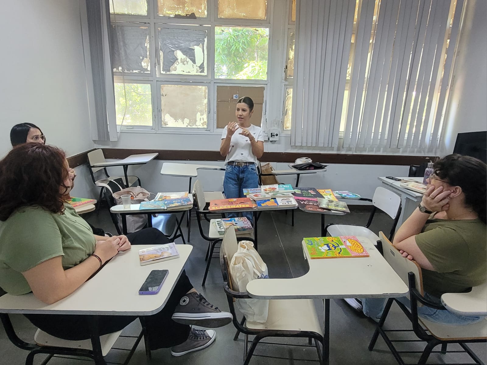 Foto da professora Marianna Merlo ministrando a oficina em uma sala de aula