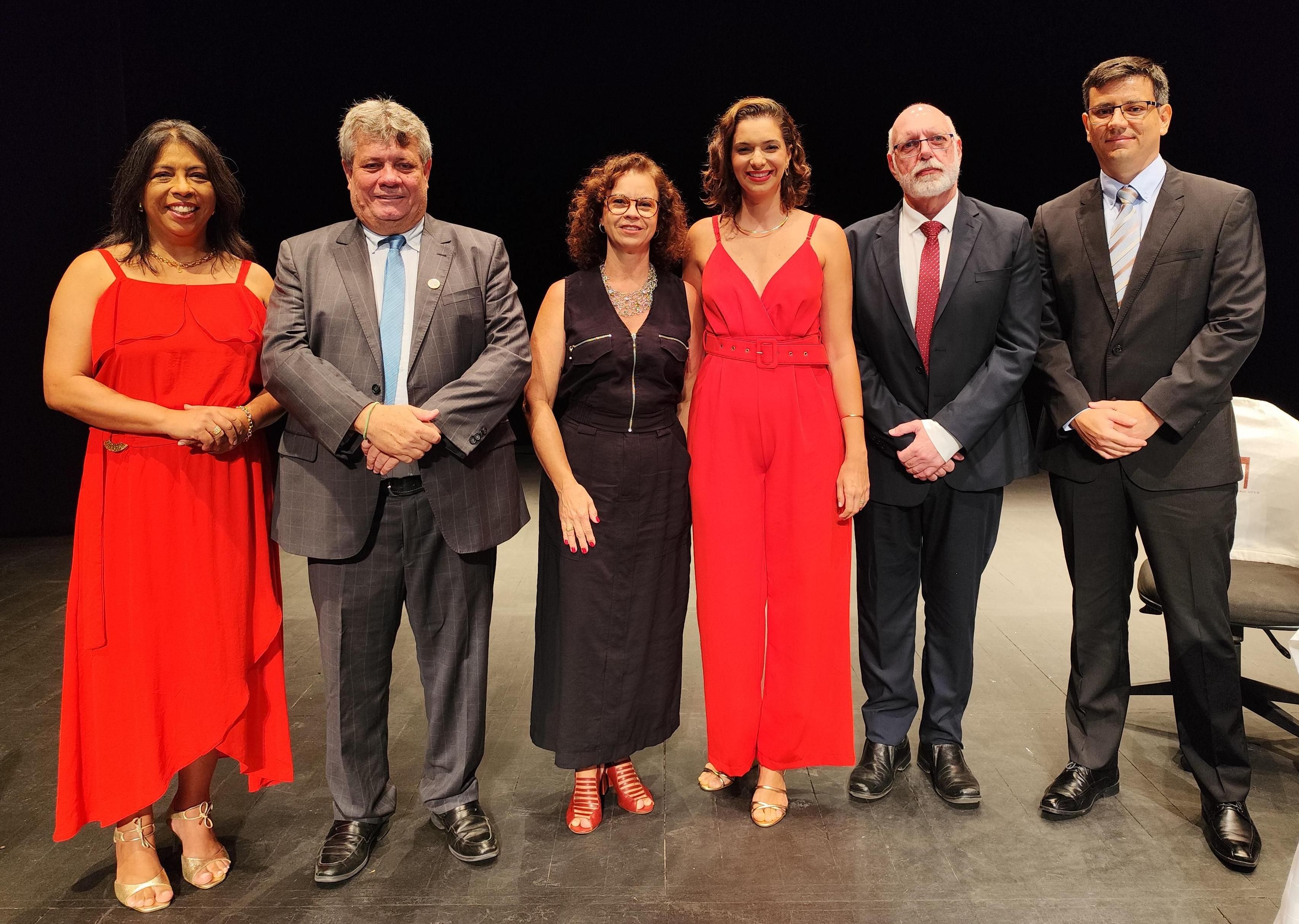 Na foto, a vice-reitora, o reitor, a vice-diretora do CAr Maira Pêgo e a diretora Larissa Zanin, o diretor do CCS Helder Mauad e o vice-diretor João Alexandre Pancoto