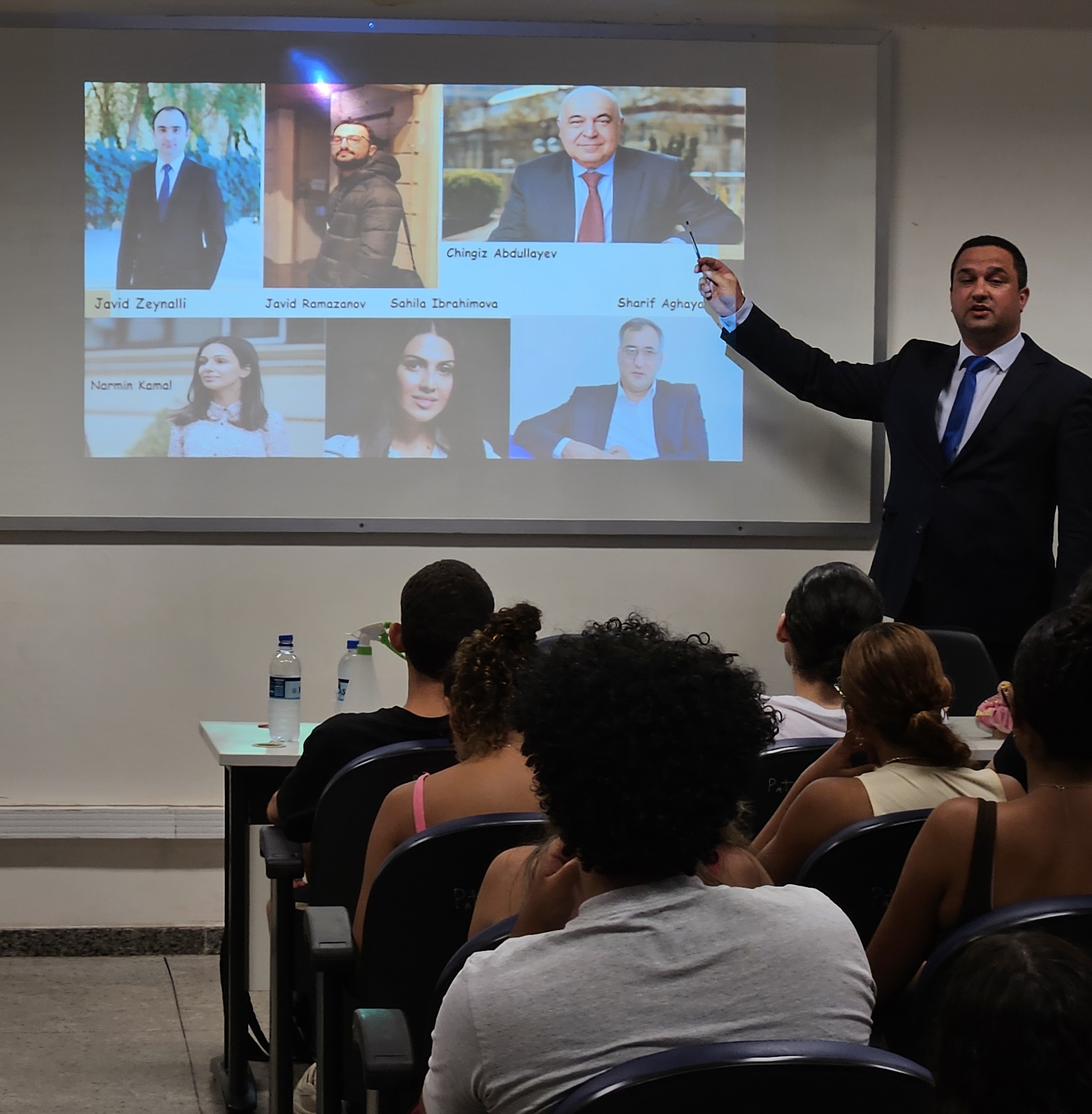 Foto do professor ministrando uma palestra para estudantes da Ufes e do Ifes