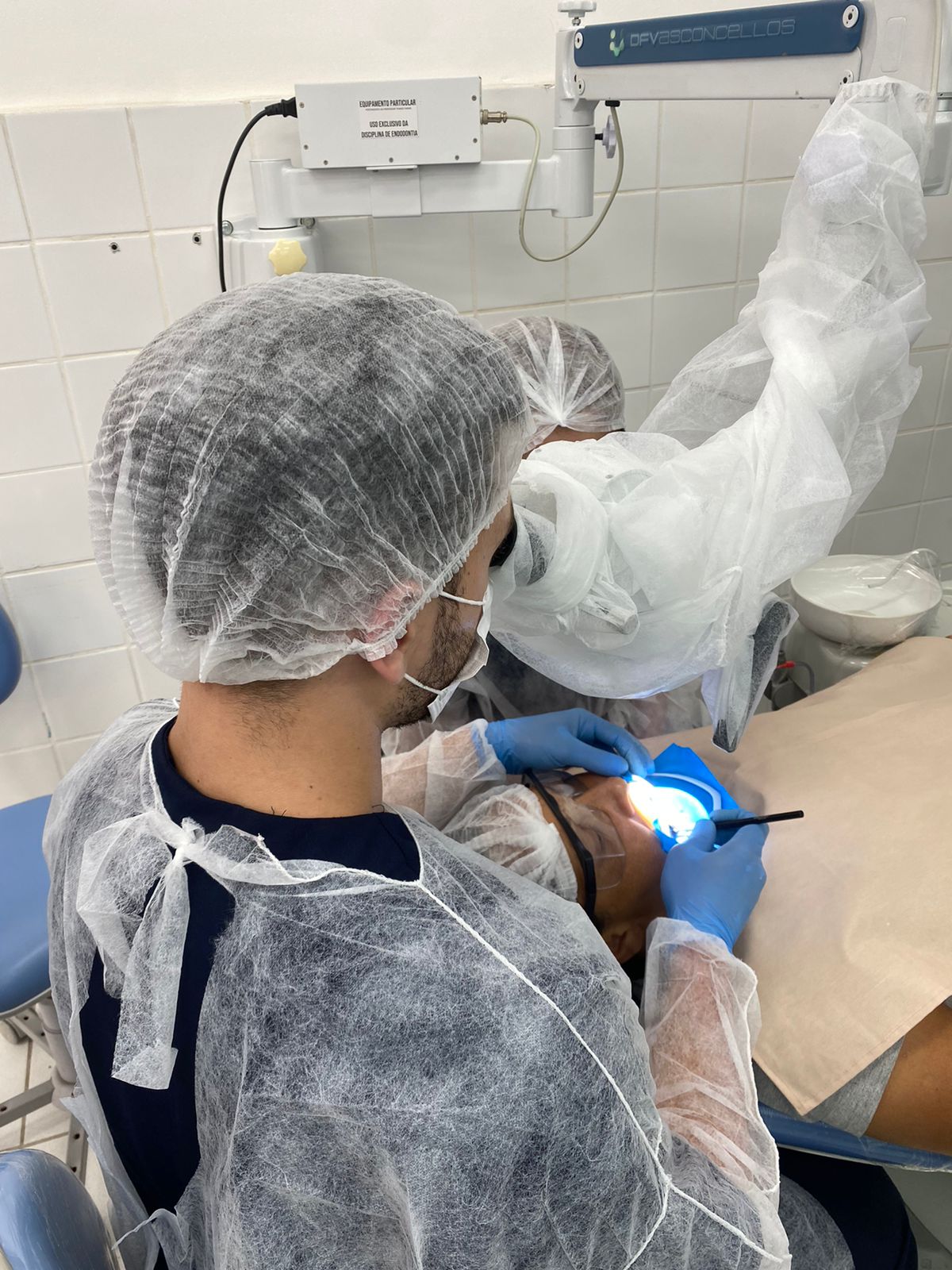 Foto de um dentista atendendo a uma pessoa no consultório