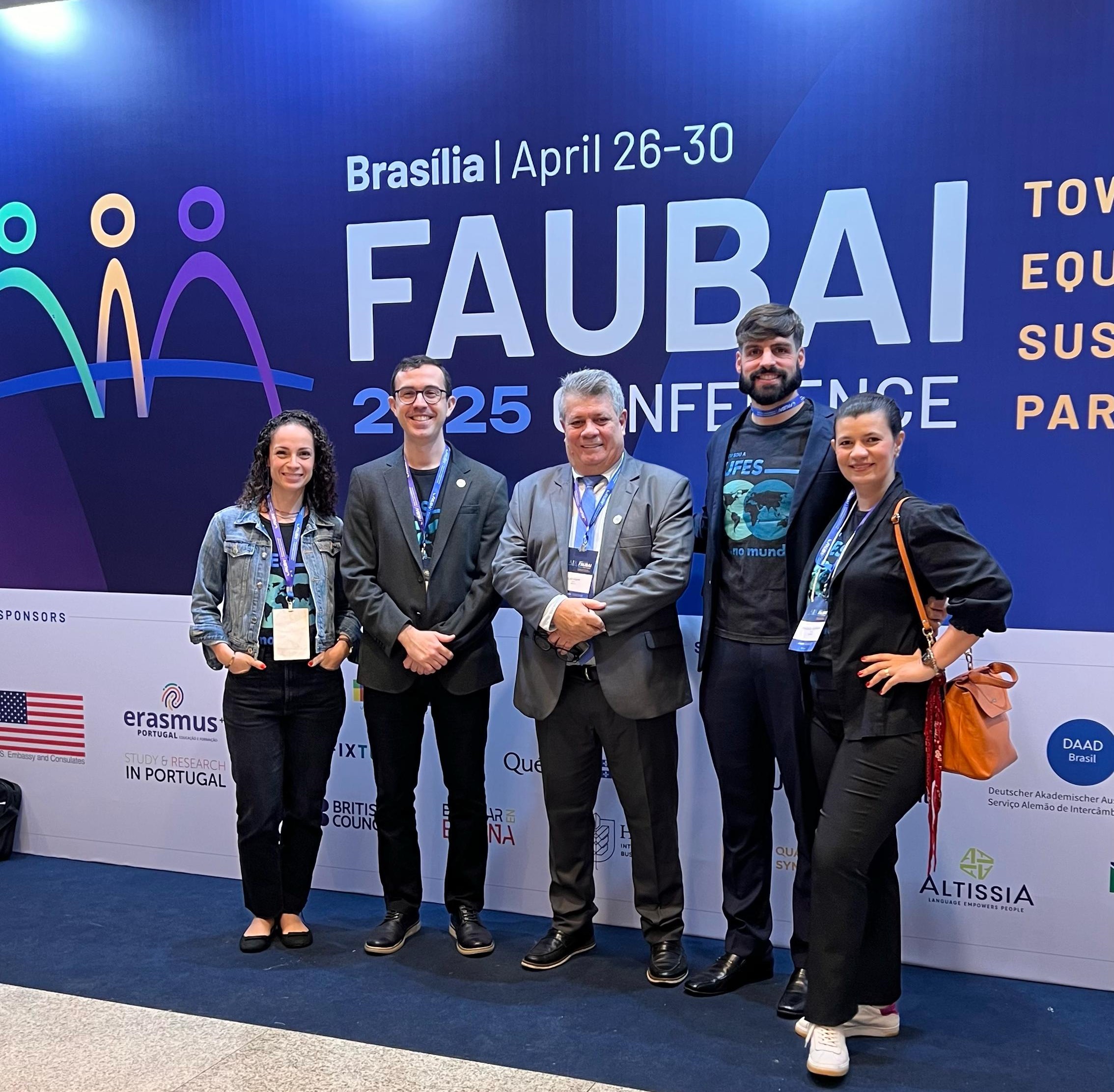 Foto da equipe da SRI com o reitor da Ufes em frente a um painel da Faubai