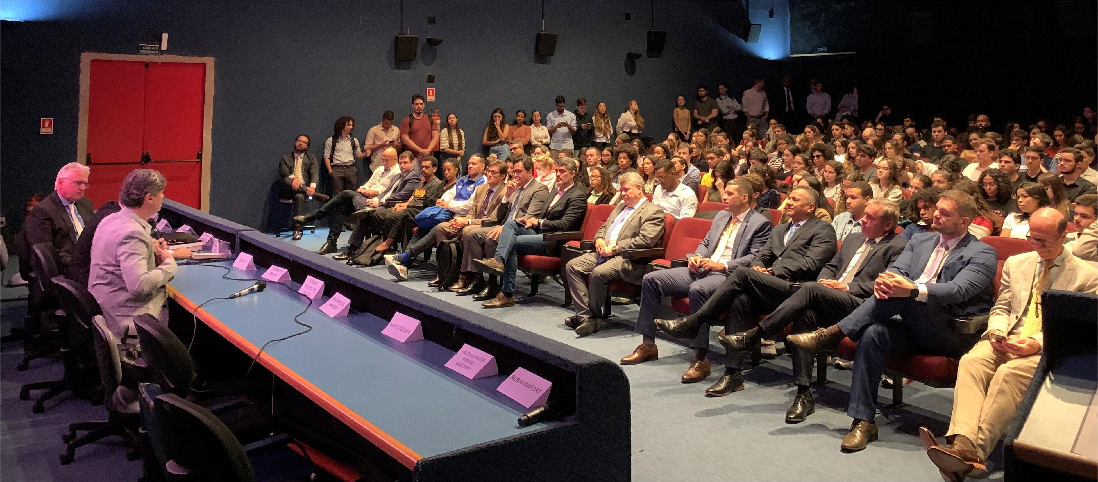 Foto do público presente, que lotou o Cine Metrópolis para assistir à aula magna