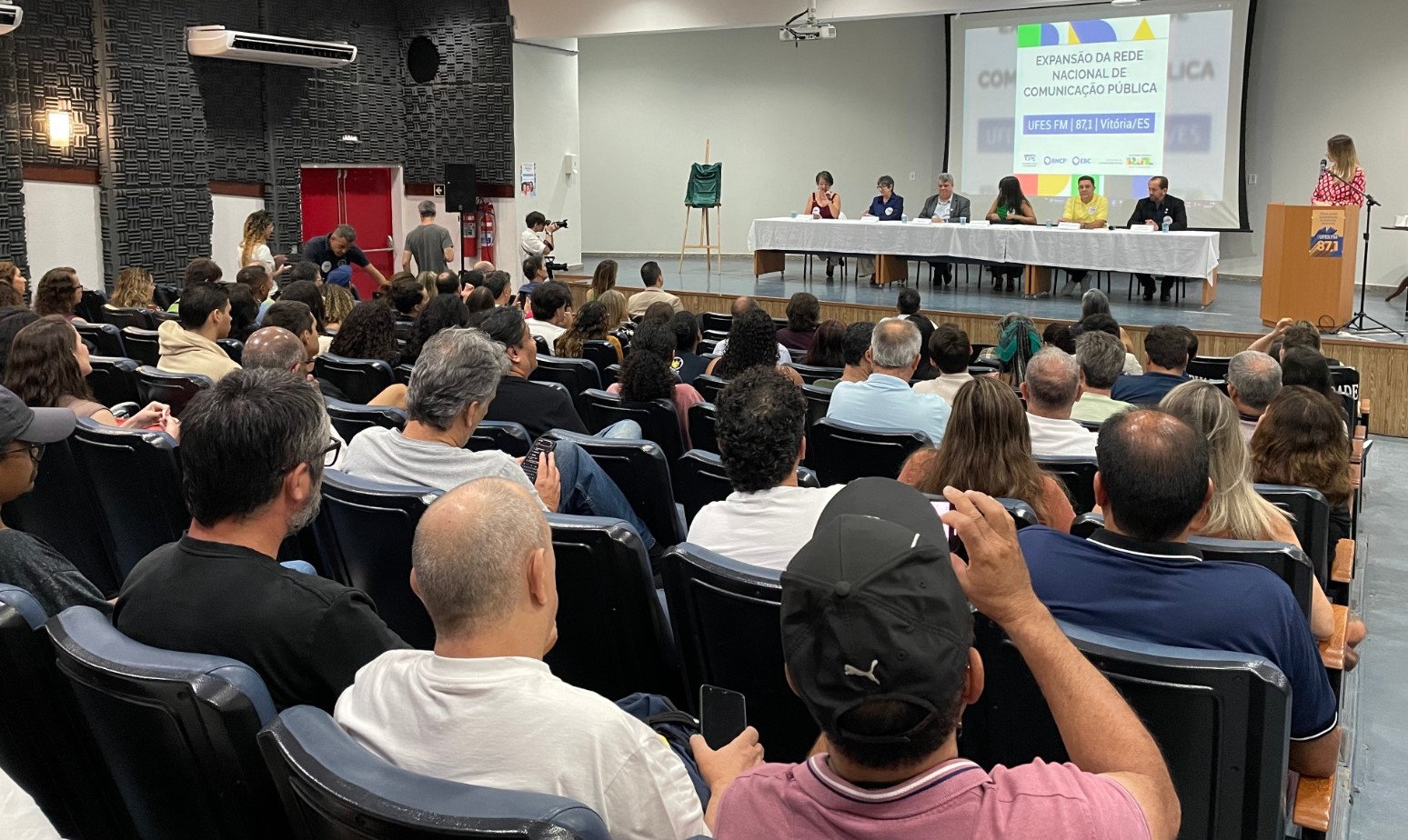 Foto geral do auditório durante a cerimônia de inauguração