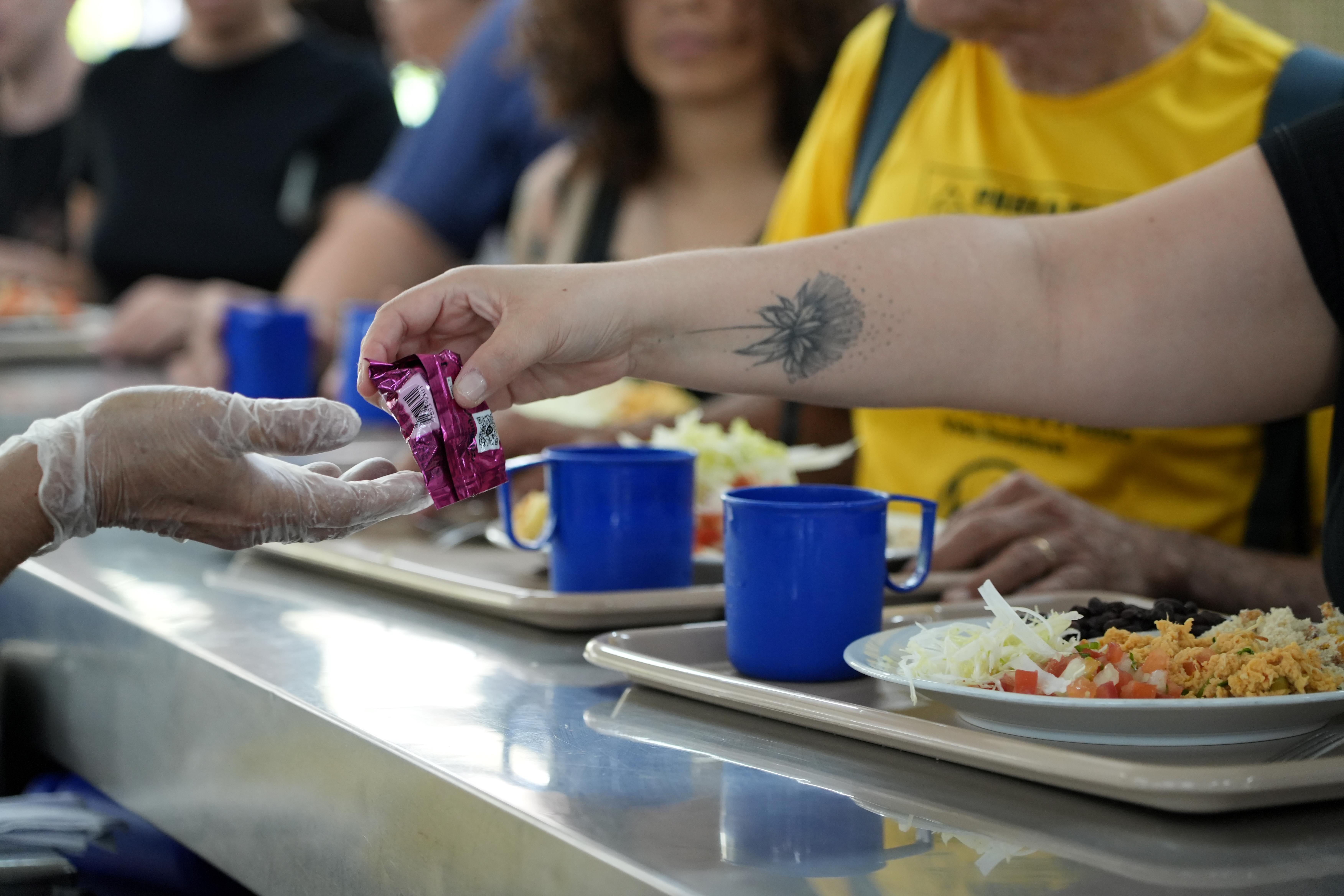 Foto das pessoas se servindo no restaurante universitário