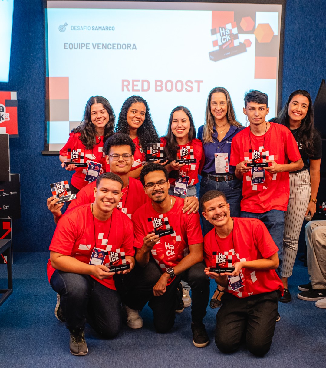 Foto da equipe vencedora posando com o prêmio em mãos