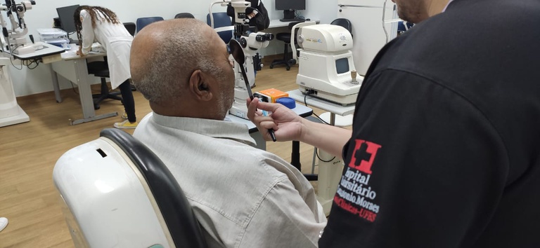 Foto de homem idoso fazendo exame oftalmológico