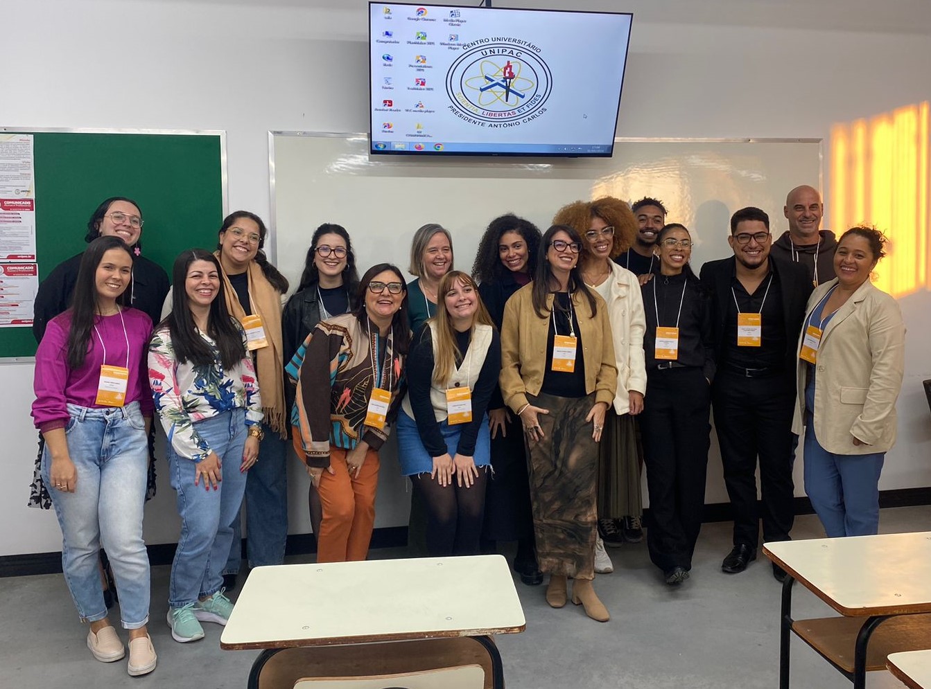 Foto das pessoas do grupo de pesquisa em uma sala de aula
