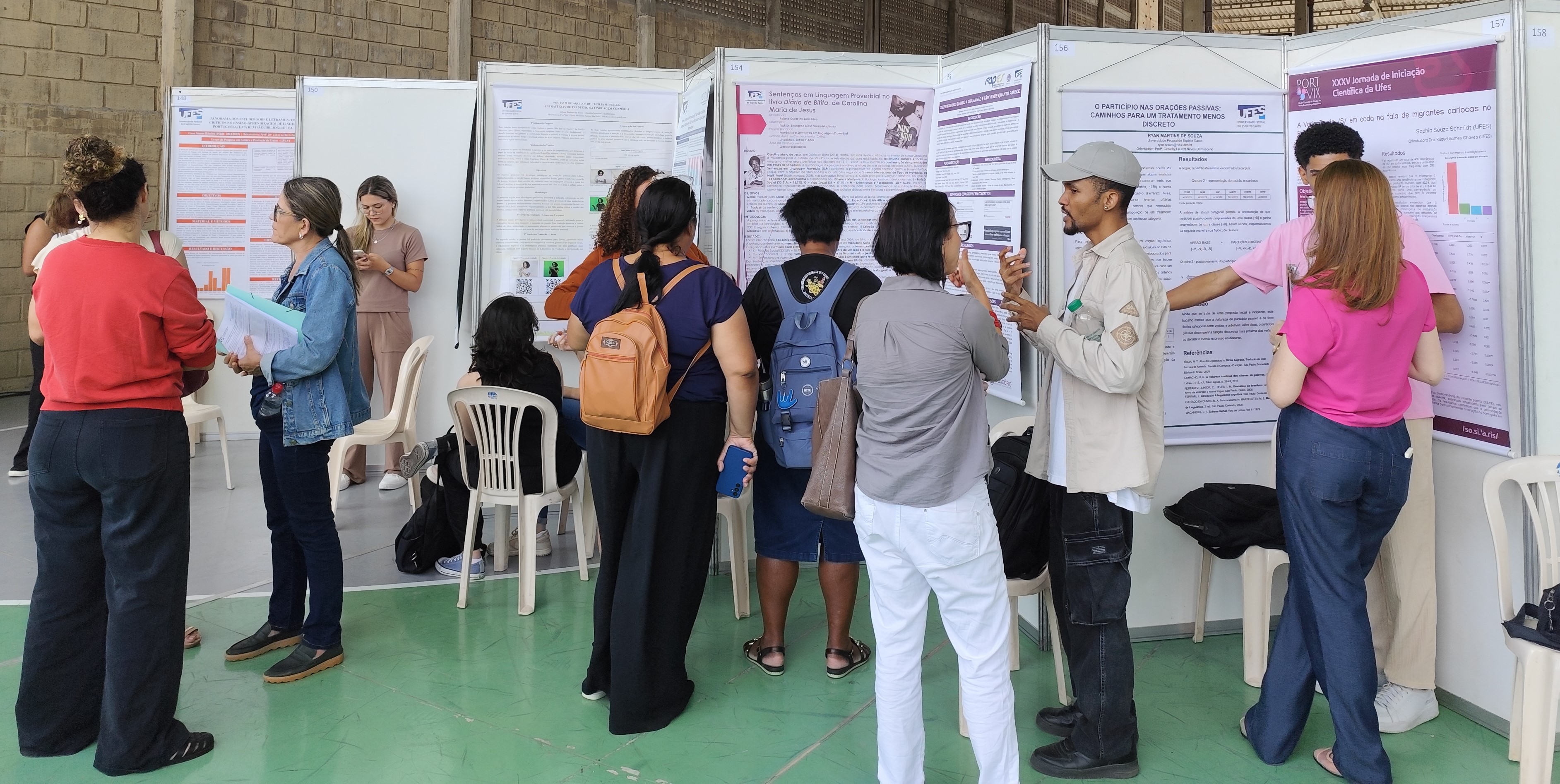 Foto de pessoas olhando os pôsteres