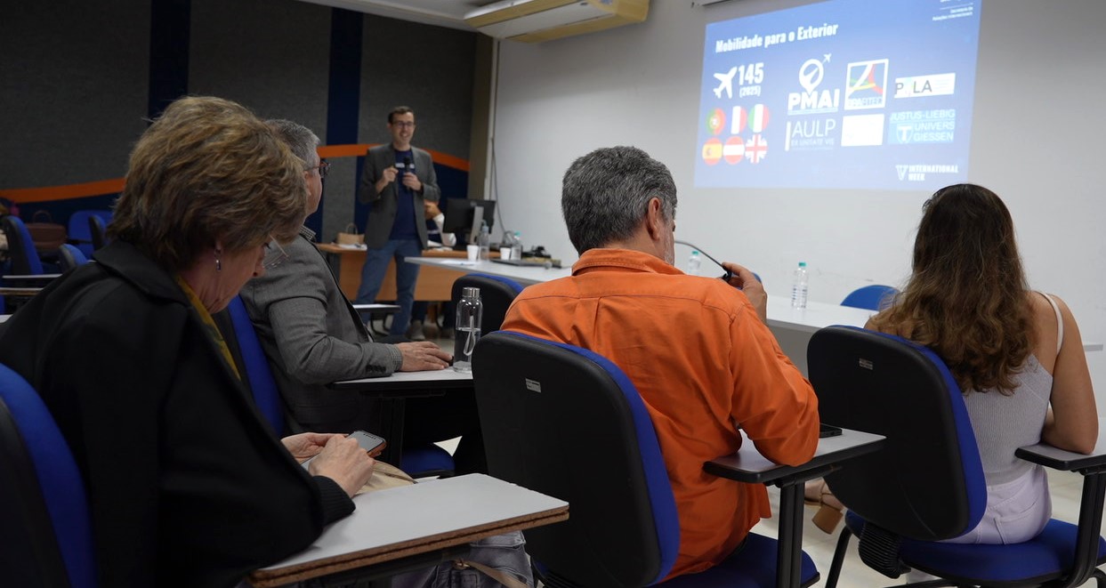 Foto de Felipe Guimarães explicando sobre o Programa de Mobilidade Acadêmica Internacional 