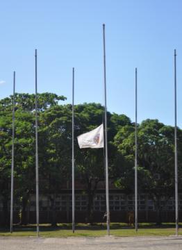 Foto da bandeira da Ufes a meio mastro em sinal de luto
