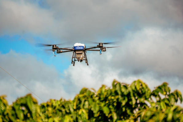 Foto do drone sobrevoando uma plantação