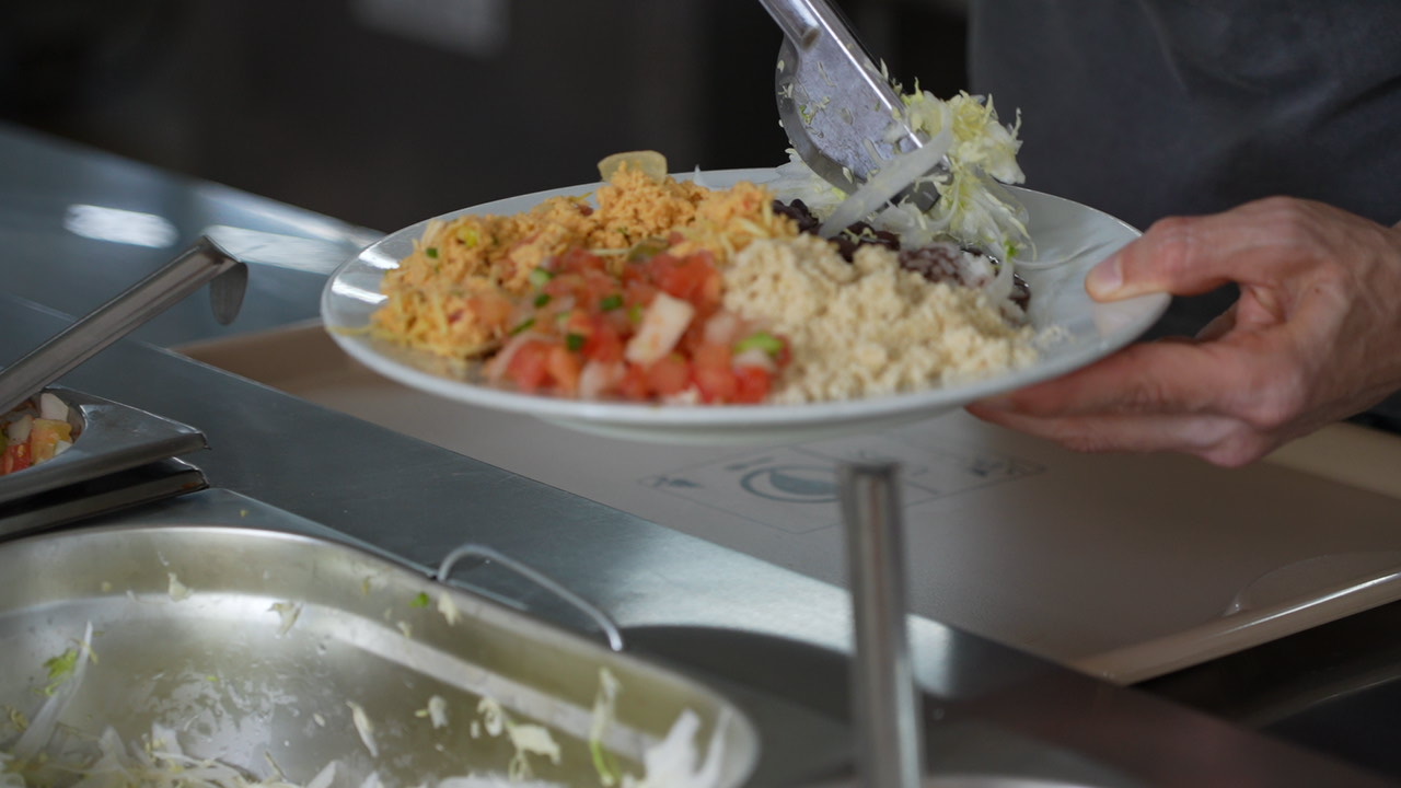 Foto do prato de uma pessoa que se serve no RU