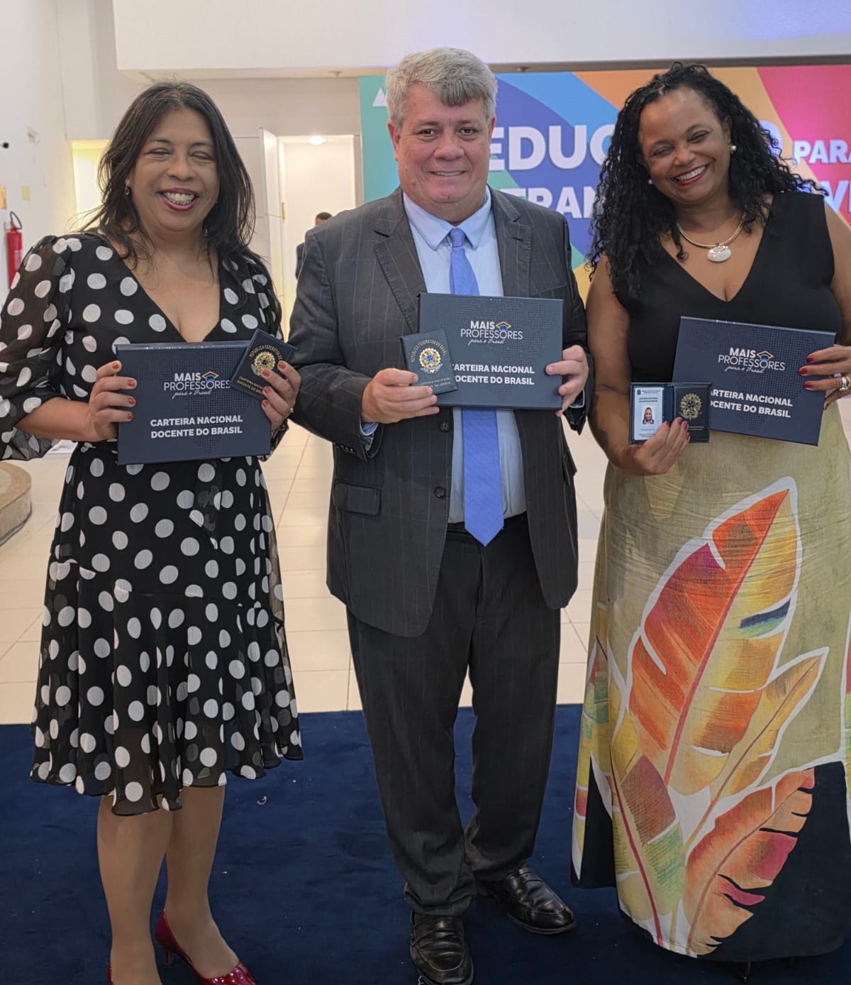 Na foto, a vice-reitora, o reitor e a professora da Ufes posam com a carteira na mão