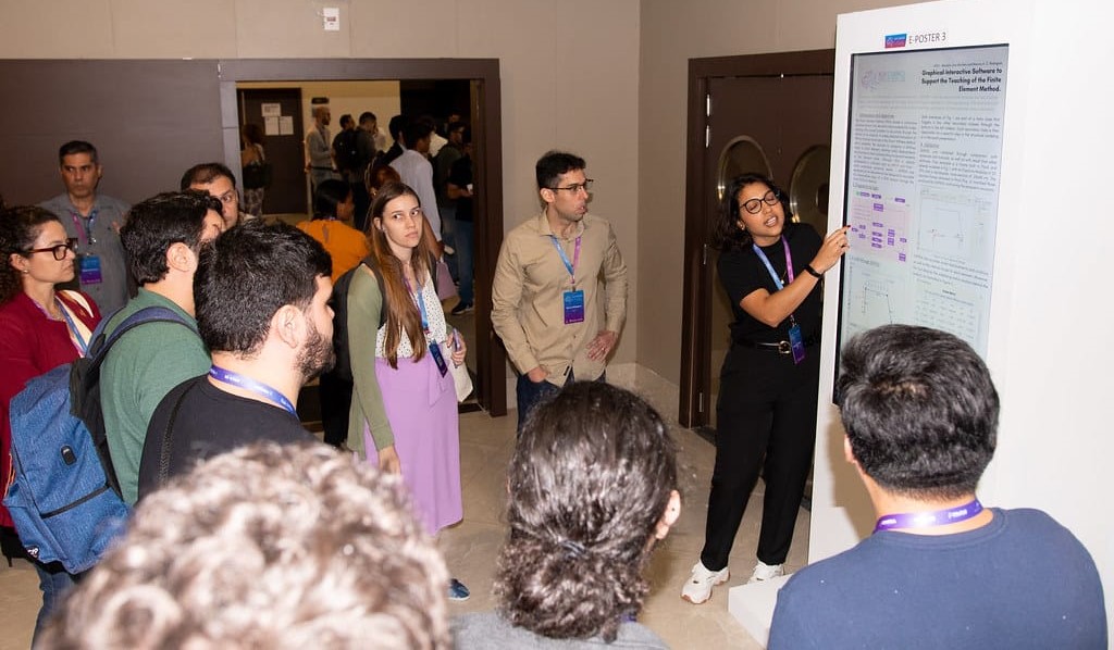 Foto da estudante demonstrando o funcionamento do aplicativo para o público