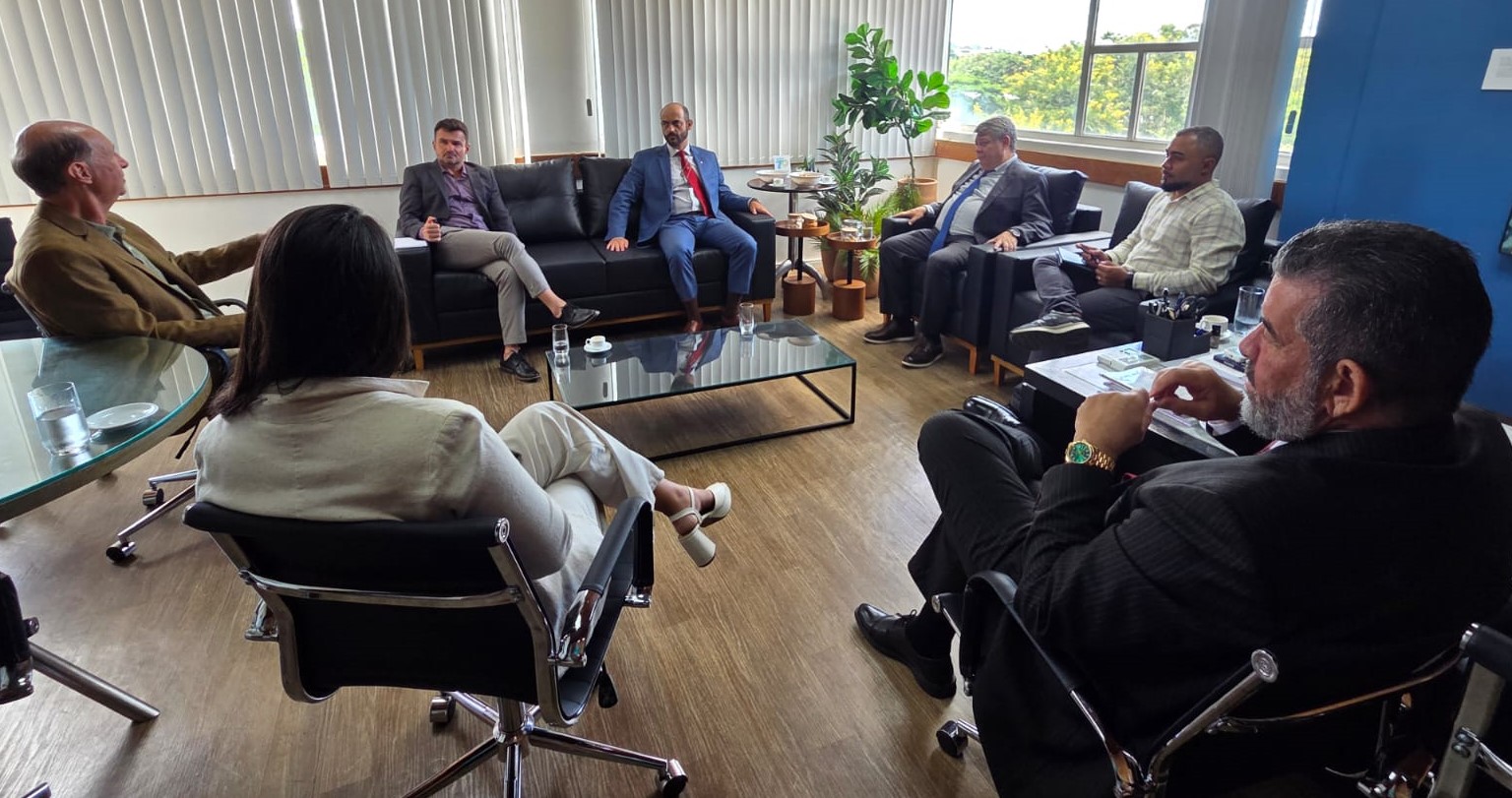 Foto geral da reunião no gabinete do reitor